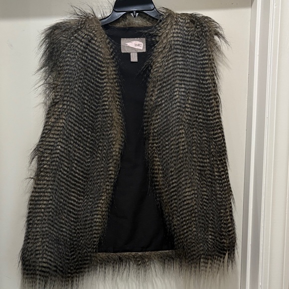 Forever 21 Jackets & Blazers - FAUX FUR VEST F21